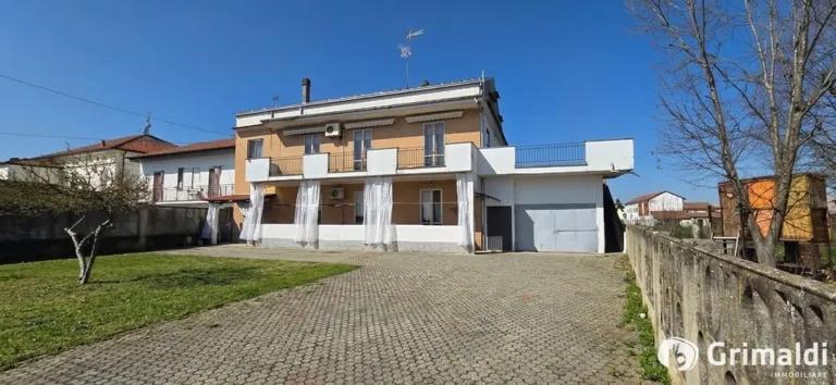 Villa bifamiliale avec jardin à Tricerro
