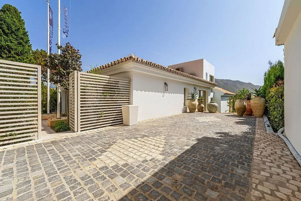 Välivaade - Modern Villa with Pool in Nueva Andalucía