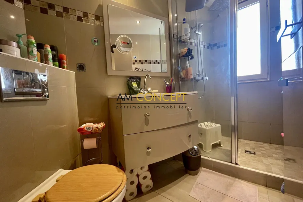 Salles de bain - Appartement Traversant avec Vue Panoramique à Nice