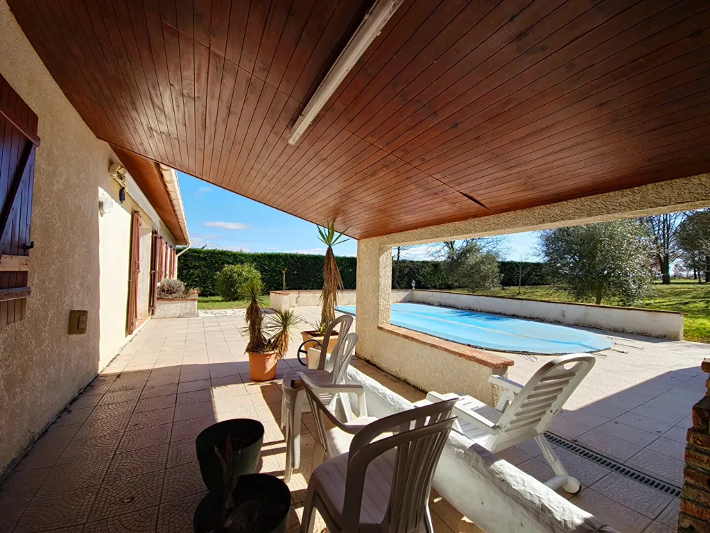 Terrasse - Maison avec Piscine et Dépendance à Poucharramet