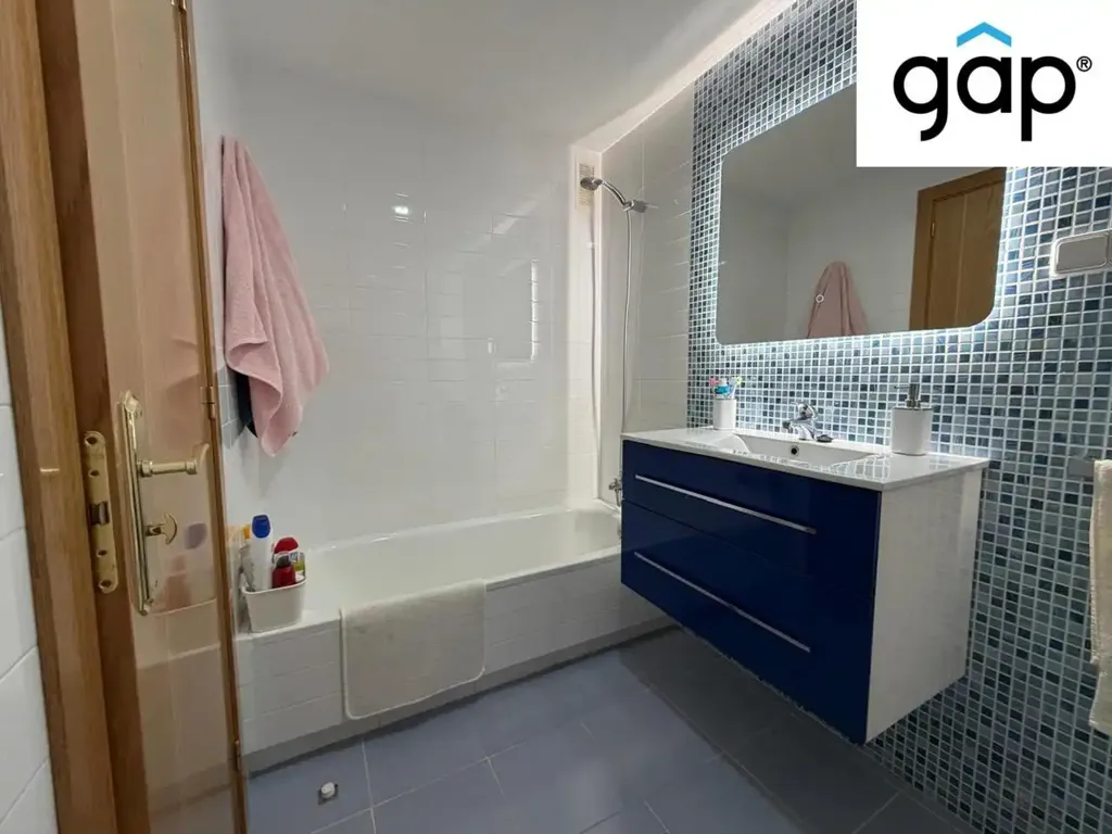 Vannitoad - Spacious Student Flat with Gym in Calle de las Encinas