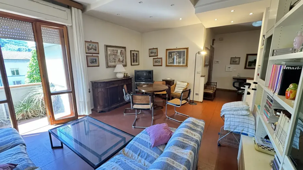 Soggiorno - Five-Bedroom Apartment with Garage in Prato