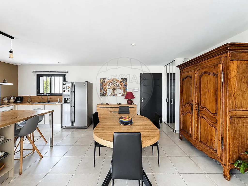 Cuisine - Villa Contemporaine avec Piscine à Proximité des Commodités