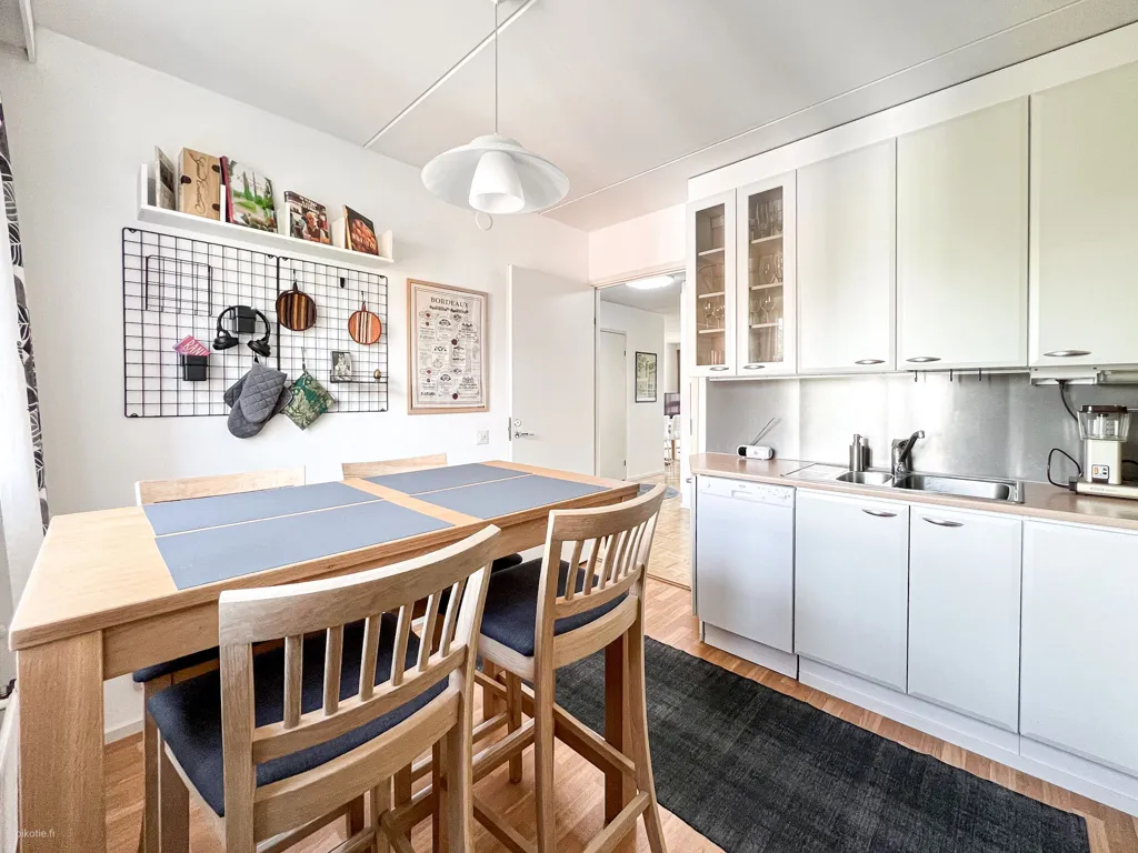 Cuisine - Bright Apartment with Balcony in Matinkylä, Espoo