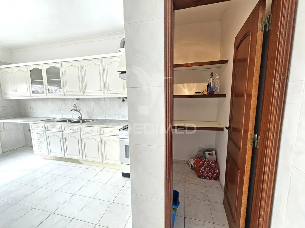 Cuisine - Spacious T2 Apartment with Two Fronts in Pinhal Novo
