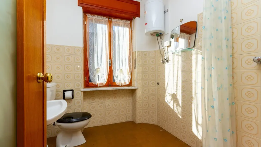 Salles de bain - Detached House with Three Garages in Frassino