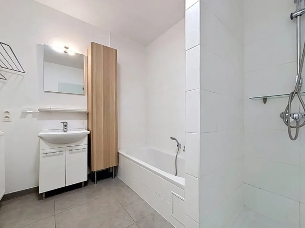 Bathrooms - Spacious Apartment with Terrace in Chaudfontaine