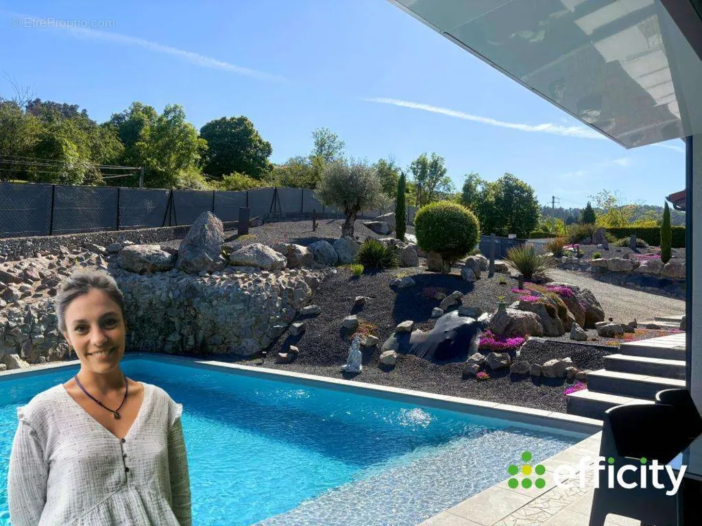 Piscine - Villa Contemporaine avec Piscine à Montbrison