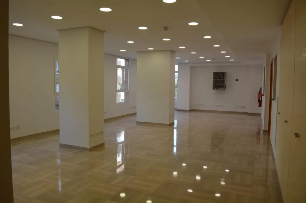 Rooms - Office with Corner Location in Valencia