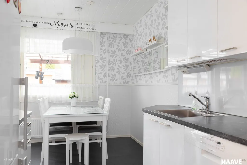 Dining Room - Modernised Flat with Sauna in Uusiniitty