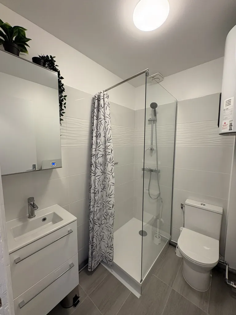 Salles de bain - Appartement Meublé 1 Pièce à Orsay