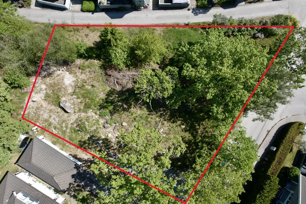 Exclusive Corner Plot with Villa Potential in Myrängen