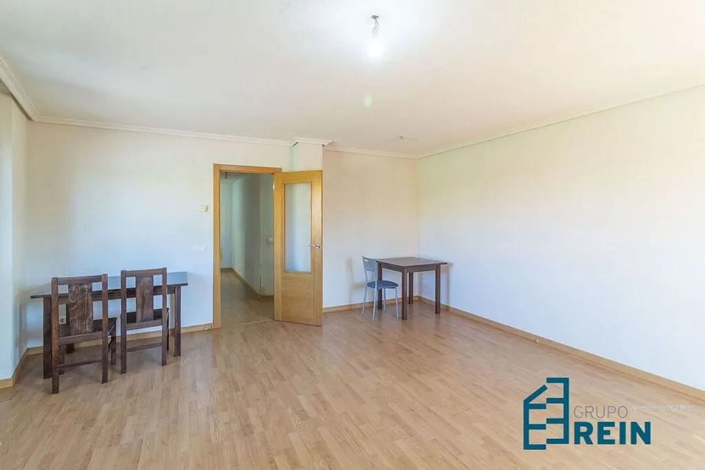 Living Room - 3-Bedroom Apartment with Garage in Recas