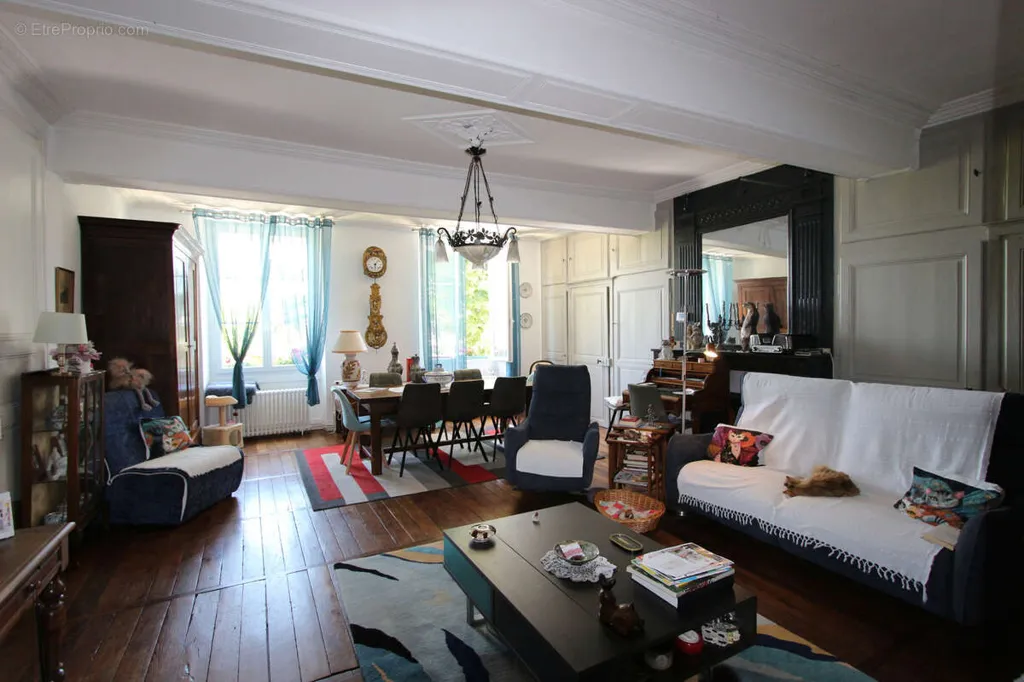 Séjour - Maison de Ville Charmante dans le Quartier Historique de Nevers