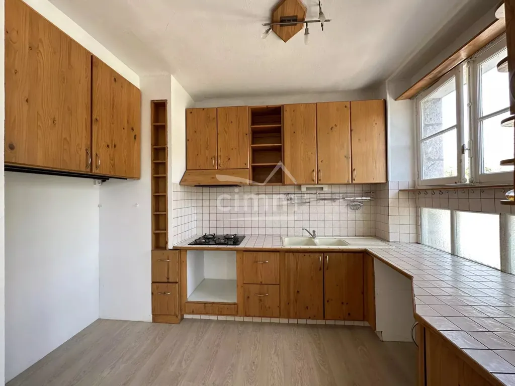 Kitchen - Spacious Apartment with Balcony in Town Centre