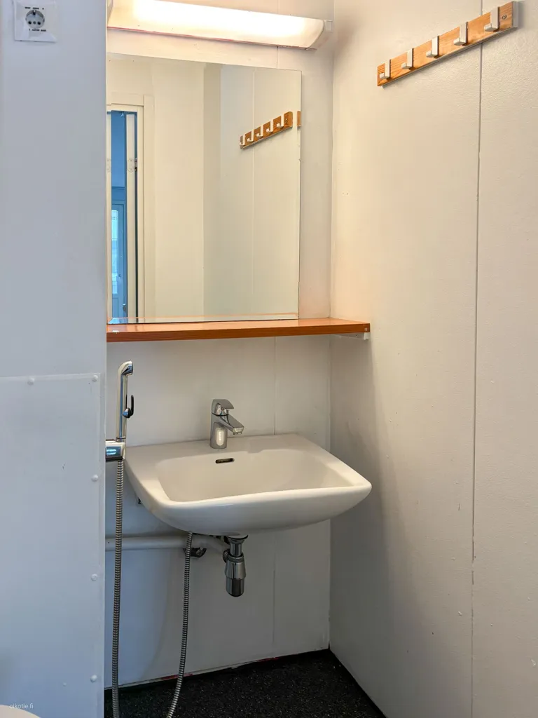 Salles de bain - Spacious 4-Bedroom Flat with Balcony in Suvela, Espoo