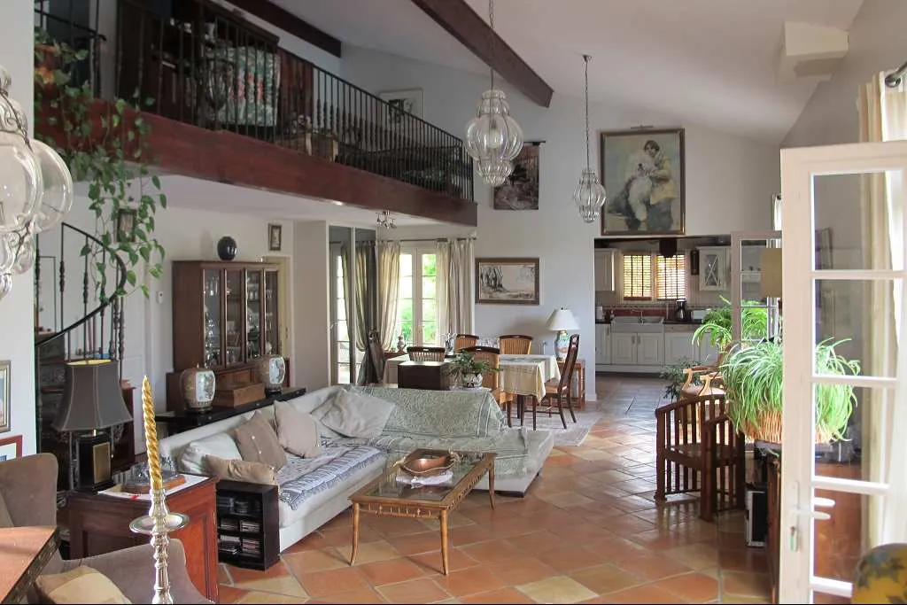 Living Room - Spacious House with Pool in Toulouse