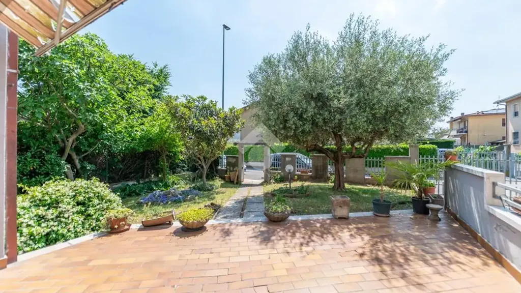 Terrazza - Semi-detached House with Garden in Dossobuono