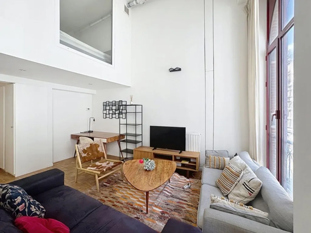 Soggiorno - Duplex with High Ceilings near Squares District