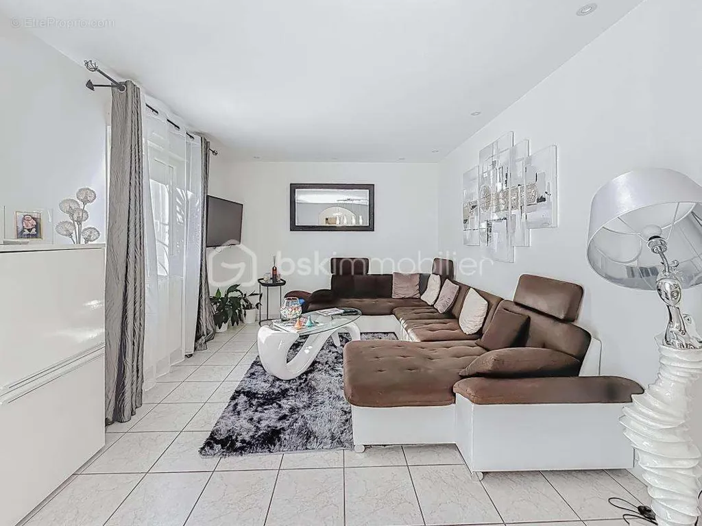 Living Room - Villa with Pool and Garage in Cournonsec
