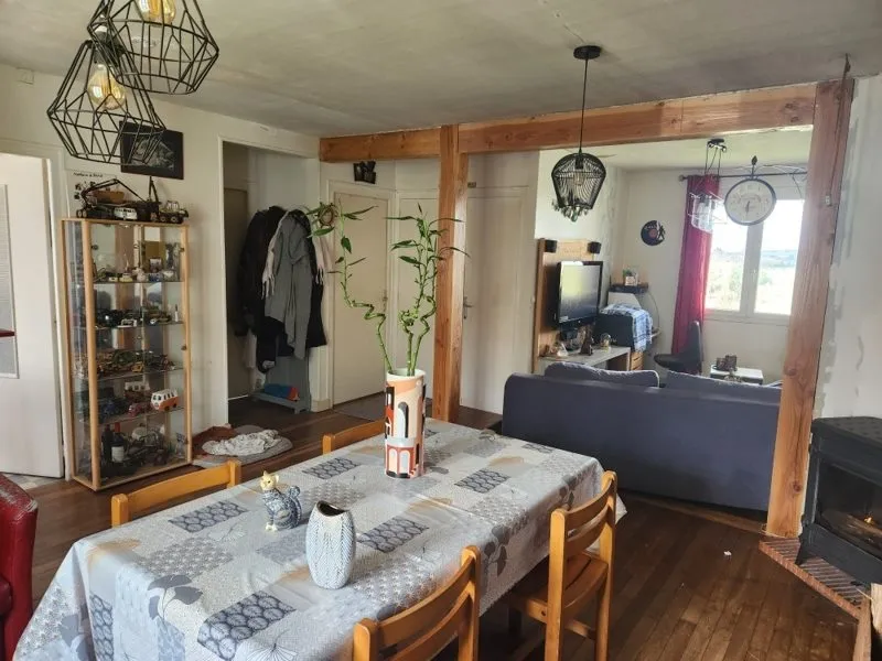Salle à manger - Maison des Années 60 avec Terrasse à Proximité des Commodités