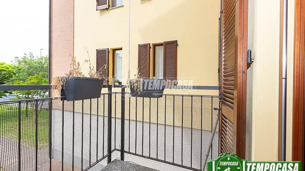Balcon - 3-Bedroom Apartment with Balcony in Spino d'Adda