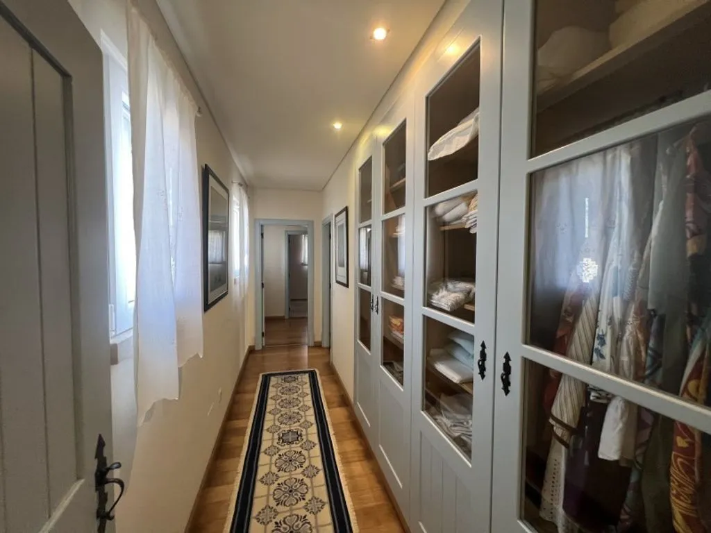 Toad - Luxury Farmhouse with Traditional Architecture in Advagar