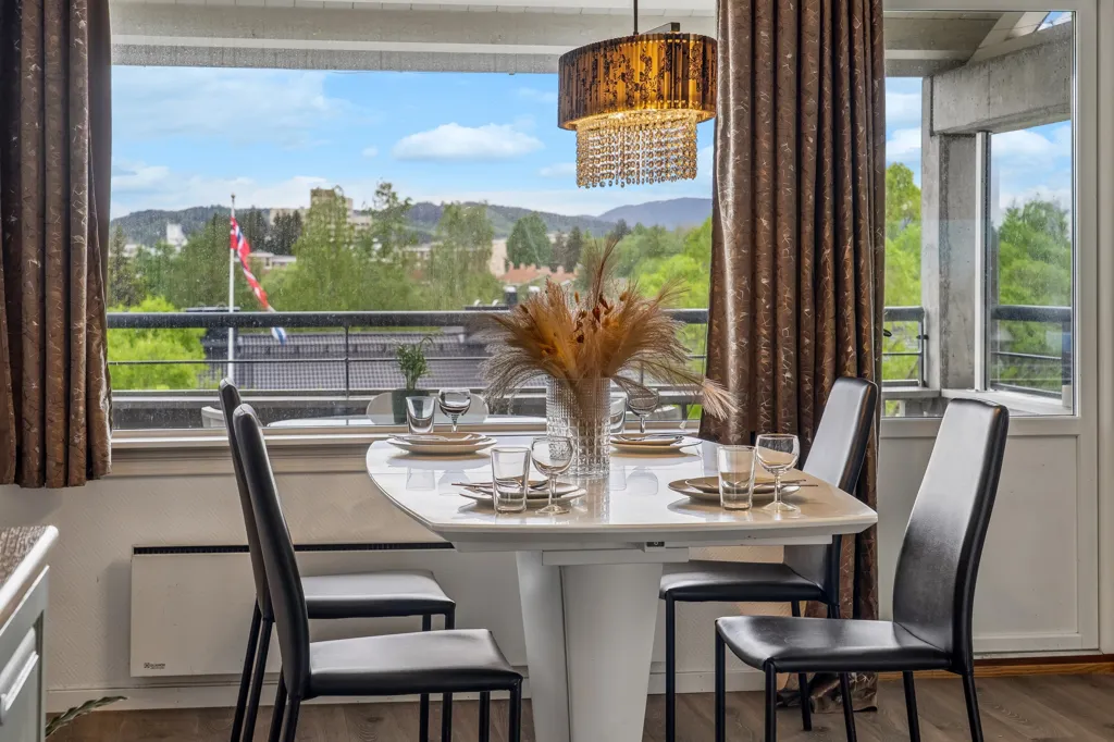 Söögituba - 4-Bedroom Apartment with Panoramic View in Solside