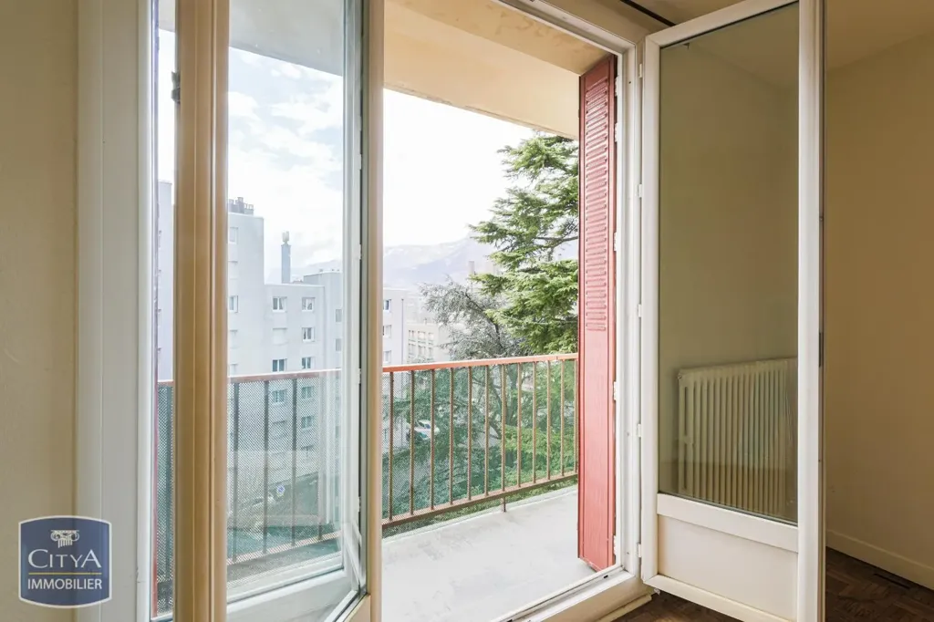Rõdu - Bright 3-Bedroom Apartment with Balcony in Grenoble