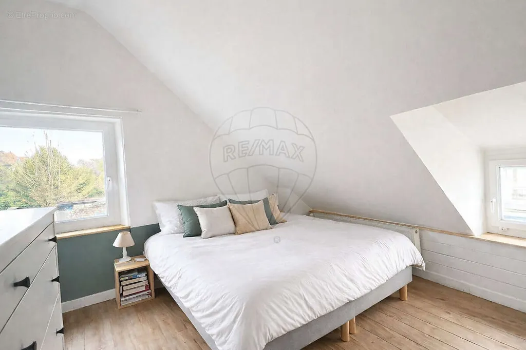 Bedrooms - Charming 1920s House with Garden in Senlis