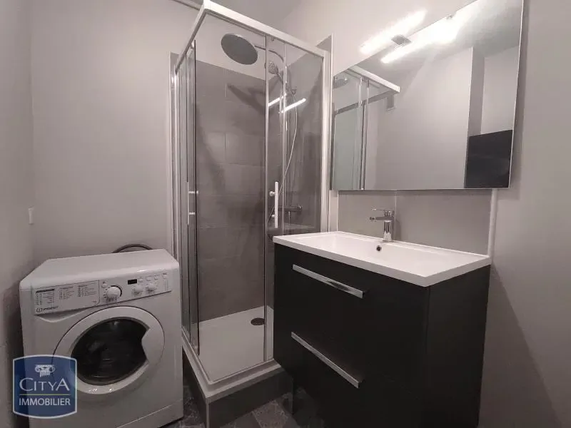 Salles de bain - Chambre Meublée avec Balcon à Limoges