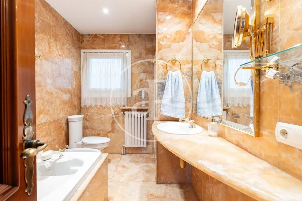 Salles de bain - Luxury Villa with Pool in Sabadell