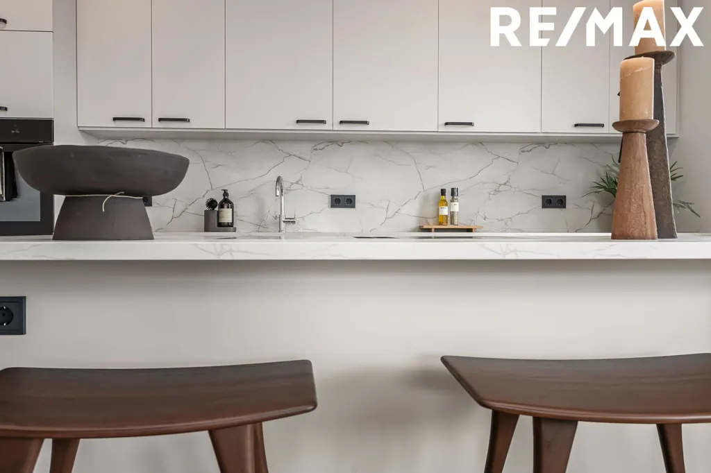 Cuisine - 5-Bed Apartment with Balcony in Álftanes