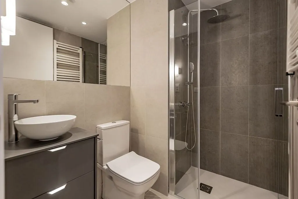 Bathrooms - 3-Bedroom Flat with Terrace in Prosperidad