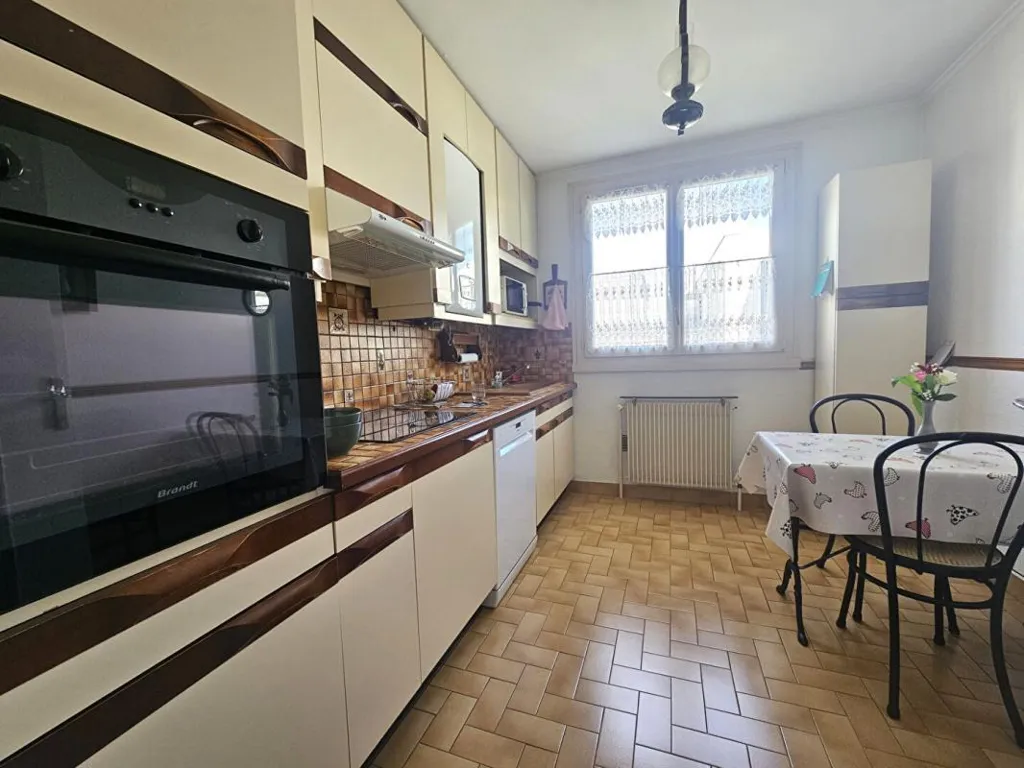 Köök - Bright 3-Bed Flat with Balcony in Decines Centre