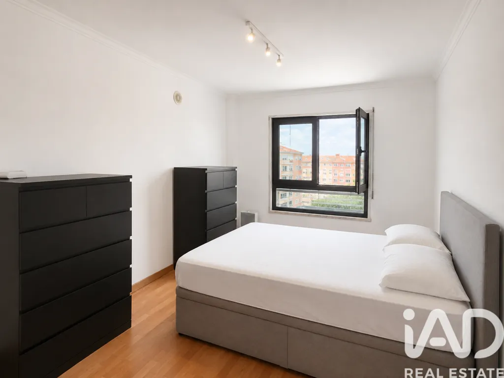 Bedrooms - T3 Apartment with Spacious Terrace in Alfragide