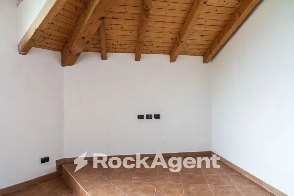 Rooms - First Floor Flat with Balcony in Camolino