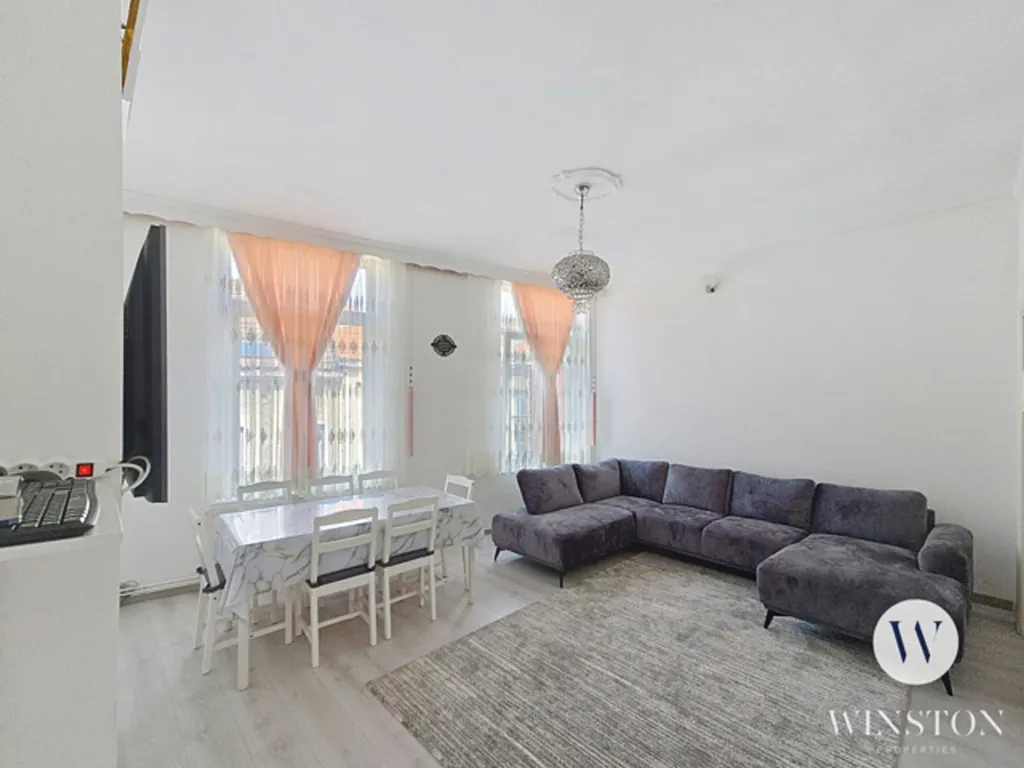 Living Room - Investment Triplex with Terrace in Central Location