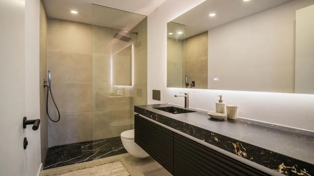 Salles de bain - Luxury Villa with Sea Views in Golden Mile
