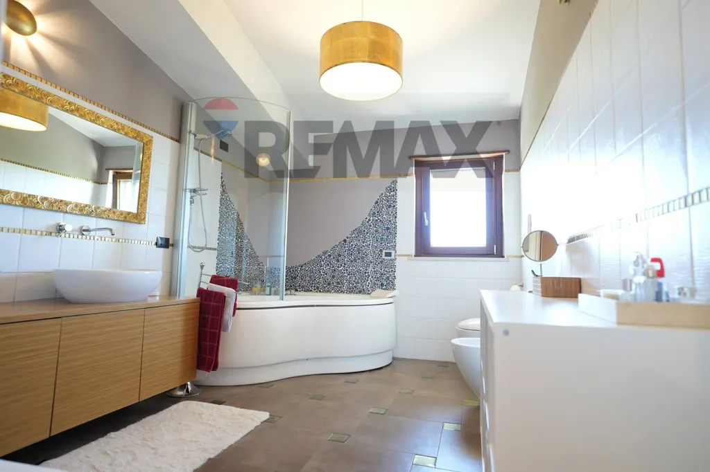 Bathrooms - Bifamiliar Villa with Garden in Lanciano