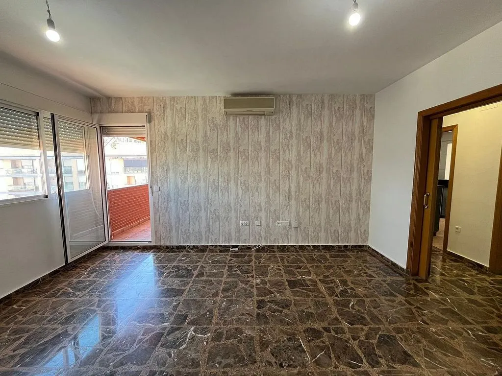 Rooms - Apartment with Balcony in Barrio de Peral