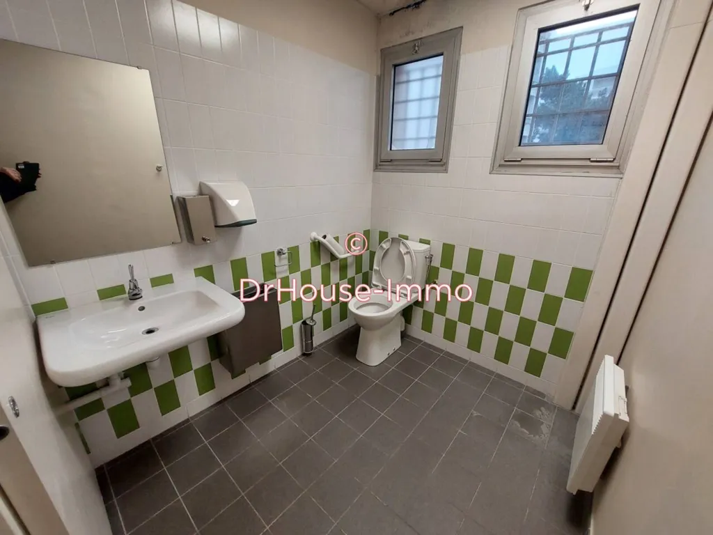 Bathrooms - Commercial Property with PMR Access in Aix-En-Provence