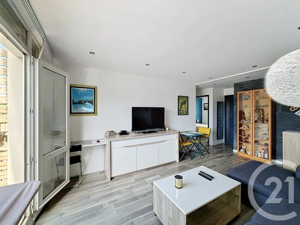 Elutuba - 3-Bed Apartment with Balcony in Corbas