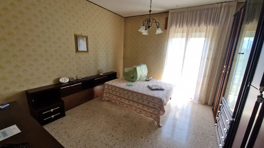 Kabinet - Three-Bedroom Apartment with Balcony in Avellino