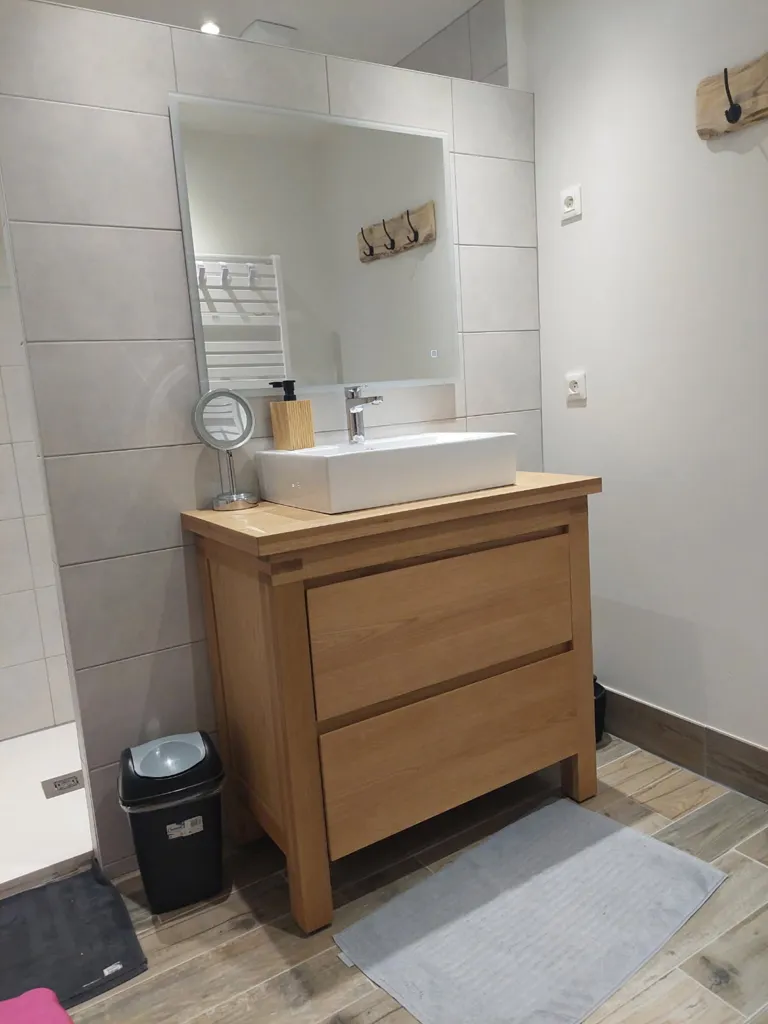 Salles de bain - Maison Atypique avec Cour au Centre de Yenne