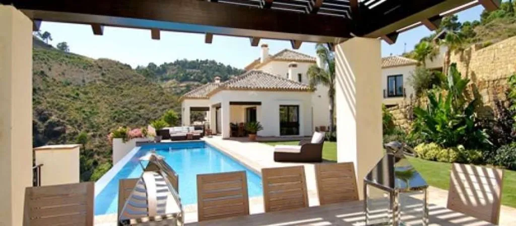 Bassein - South-Facing Villa with Infinity Pool in Marbella