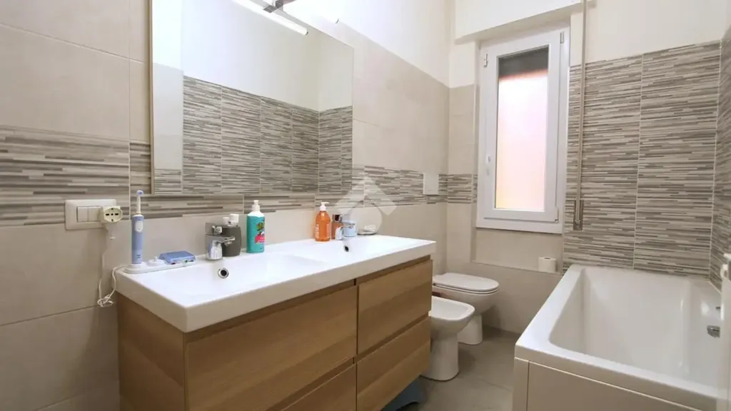 Bathrooms - Rustic Detached House with Garden in Bareggio