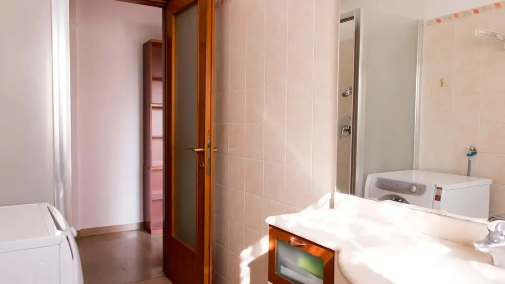 Salles de bain - Modern Studio with Balcony in Milan
