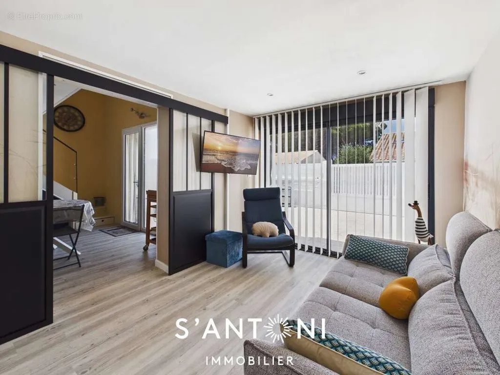 Séjour - Villa 3 Chambres avec Grande Terrasse près de la Plage