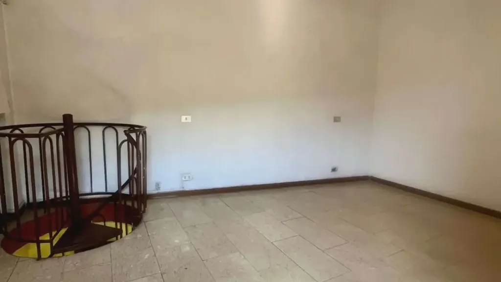 Toad - Semi-detached Villa to Renovate in Massa